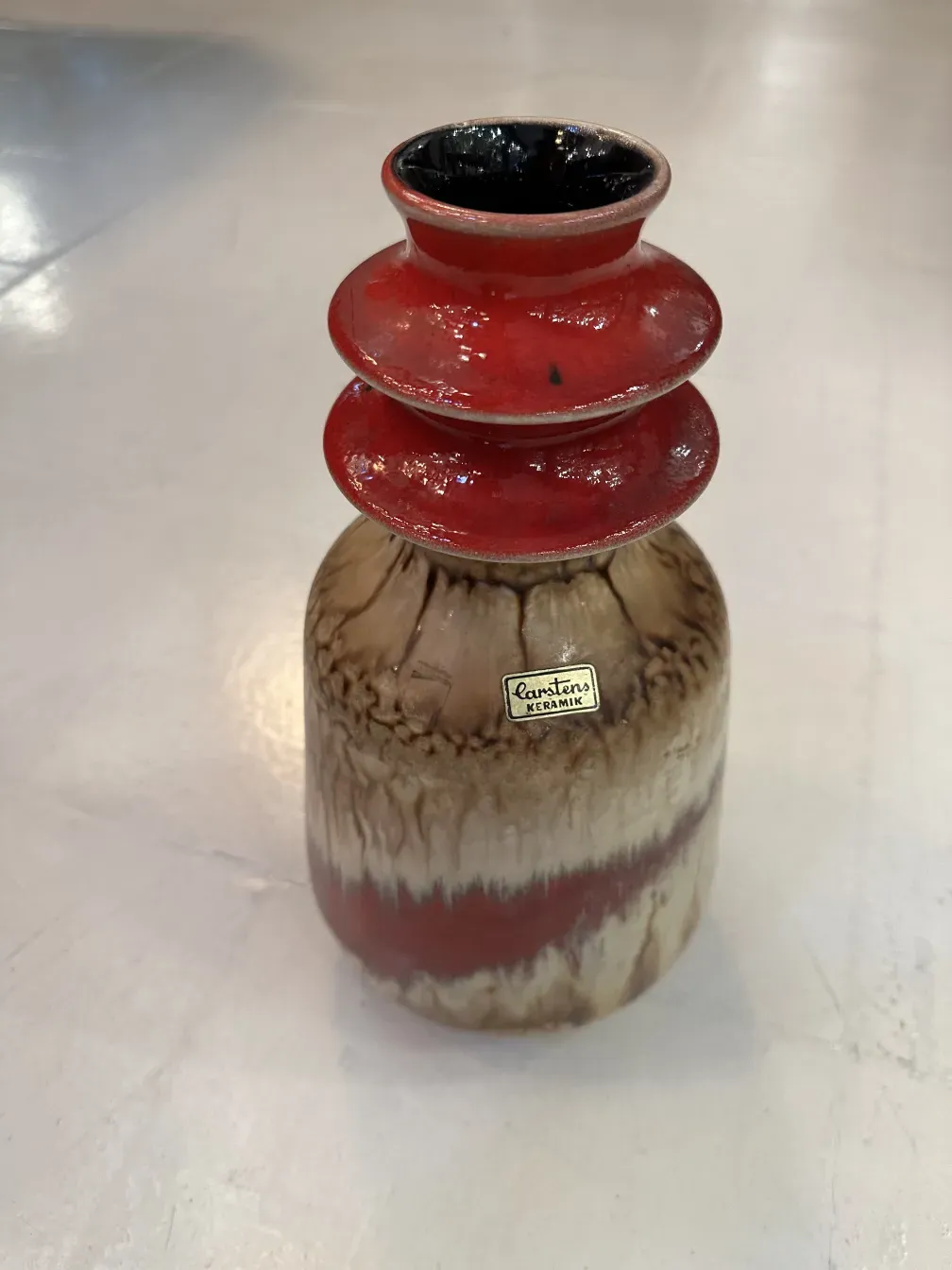 Antique ceramic vase featuring red and brown details, Carstens Tönnieshof.