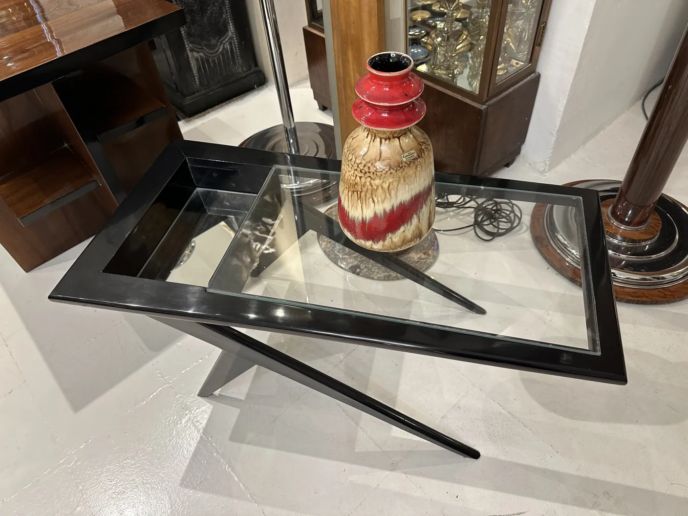 Antike dekorative Keramikvase, rot und beige, auf Tisch