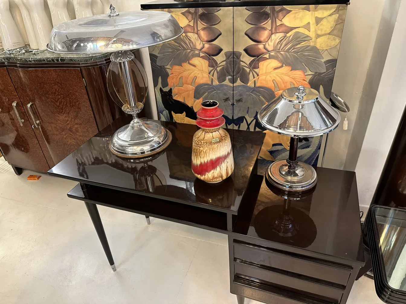 Botella de cerámica antigua con decoración colorida en mesa