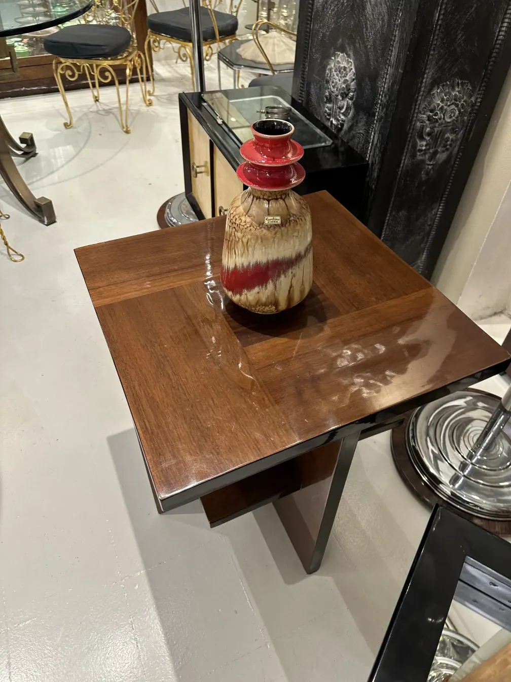 Antica ceramica decorativa di Carstens Tönnieshof con tonalità marroni e rosse, pezzo centrale su un tavolo.