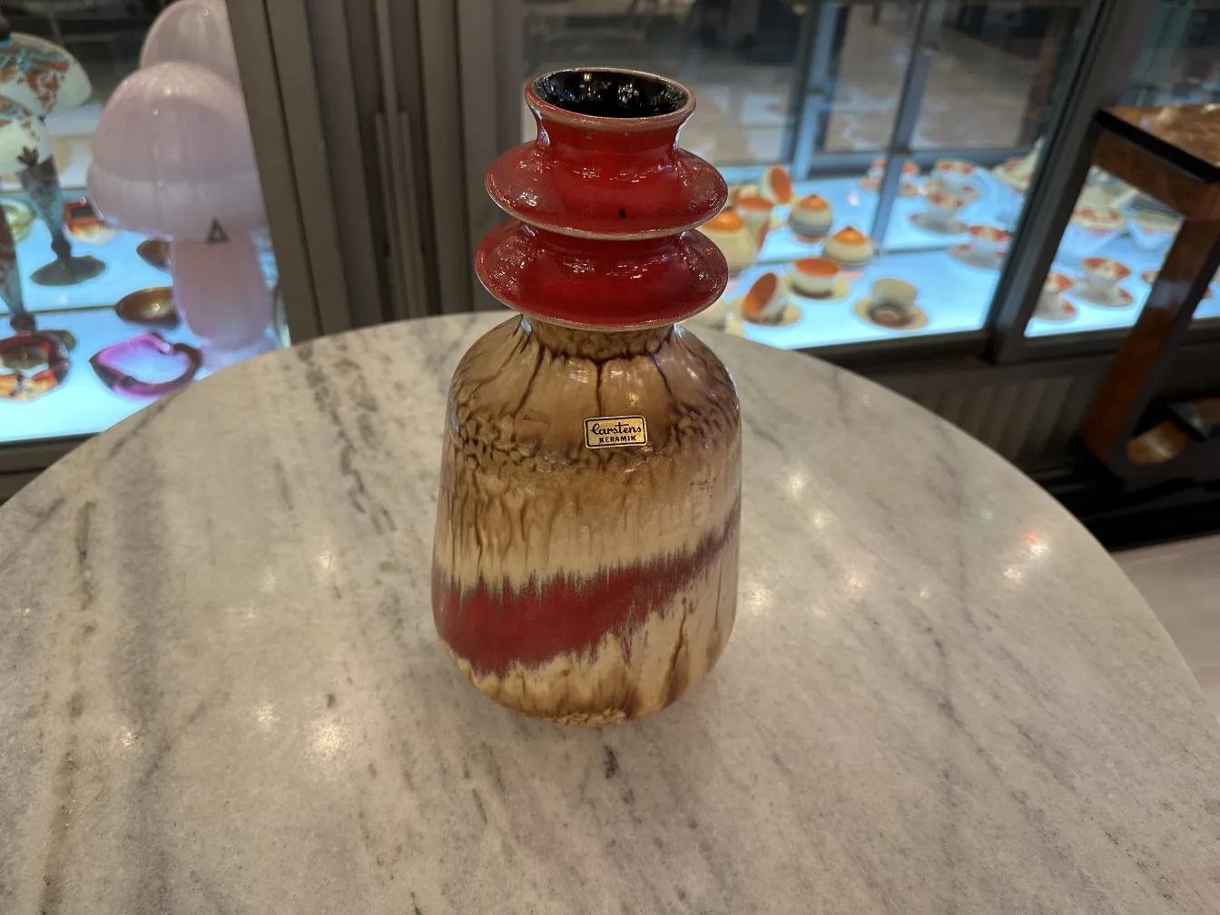 jarra antigua de cerámica con colores rojo y marrón, decorativa