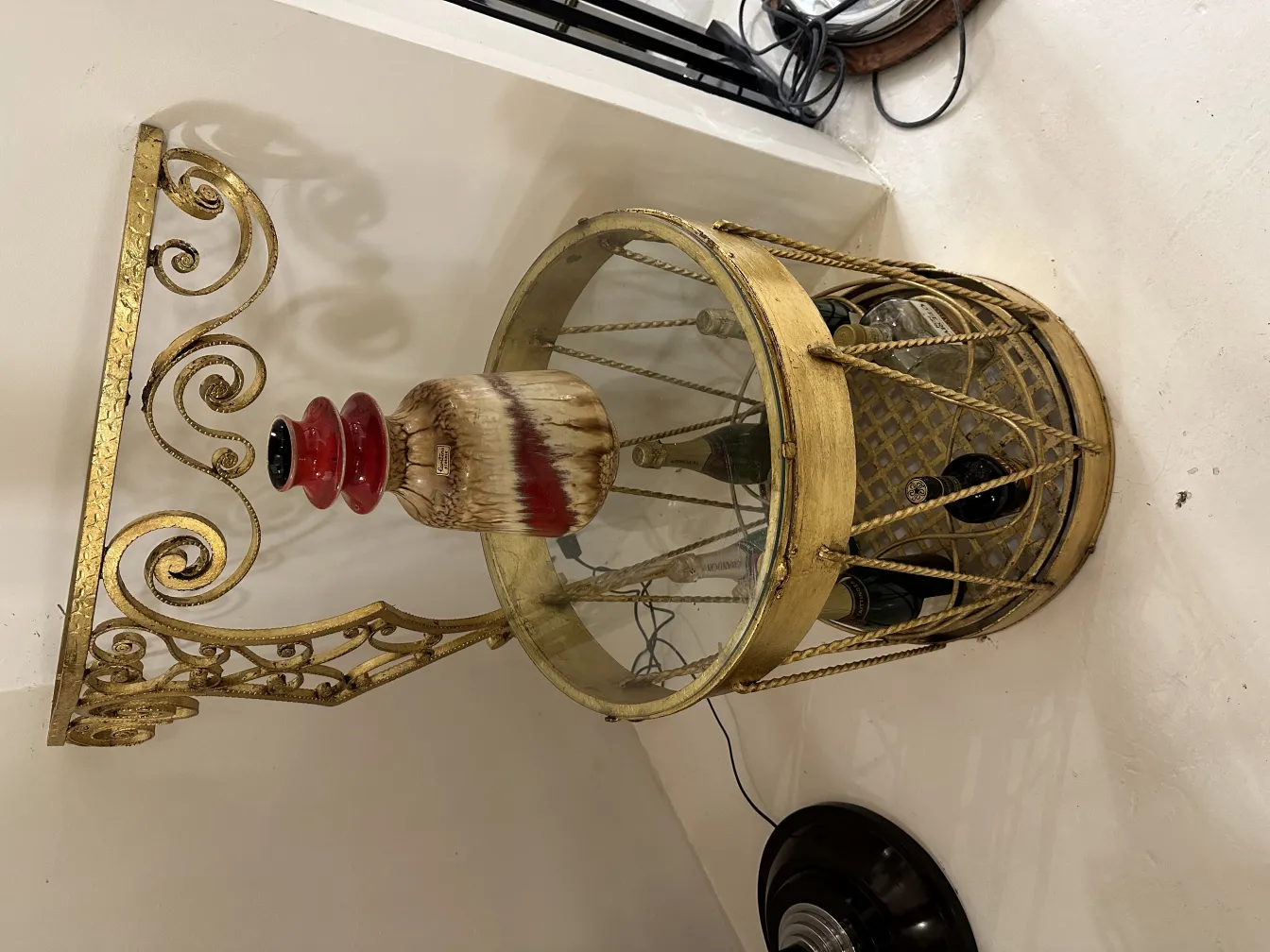 Jarra antigua de cerámica con tonos rojos y marrones, decorativa