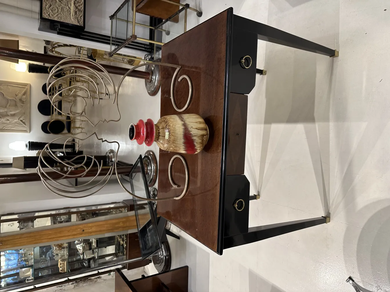 Vase en céramique ancienne avec décoration colorée dans un cadre élégant.