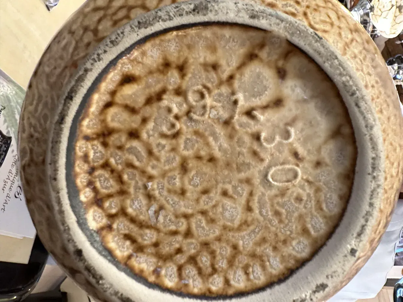 Base en céramique avec textures et marques visibles