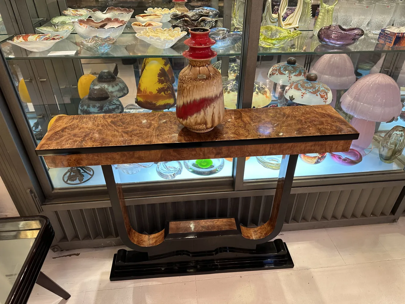 装飾模様のある古い陶器がテーブルの上に