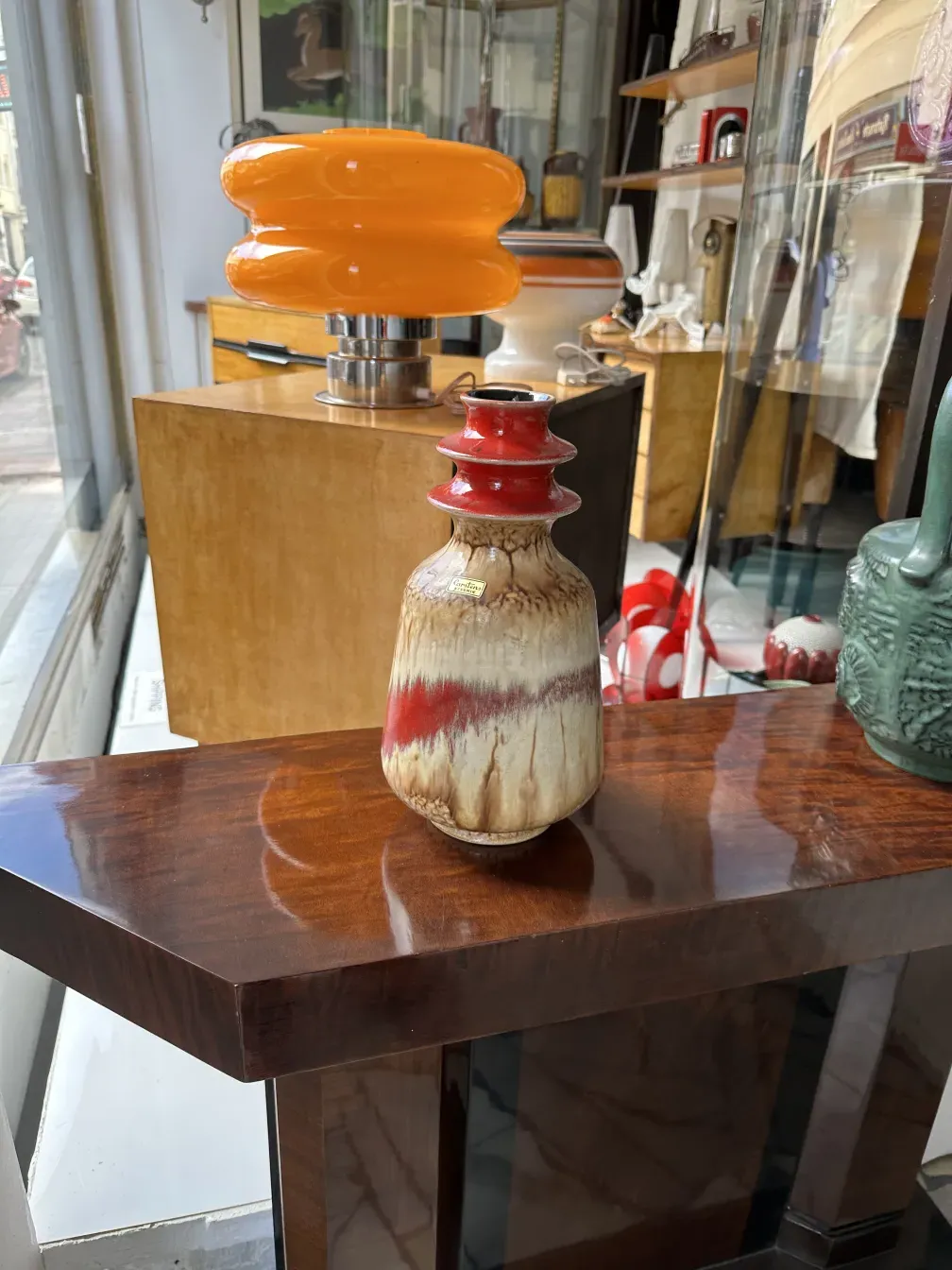 Vaso antiguo de cerámica decorativa con detalles únicos.