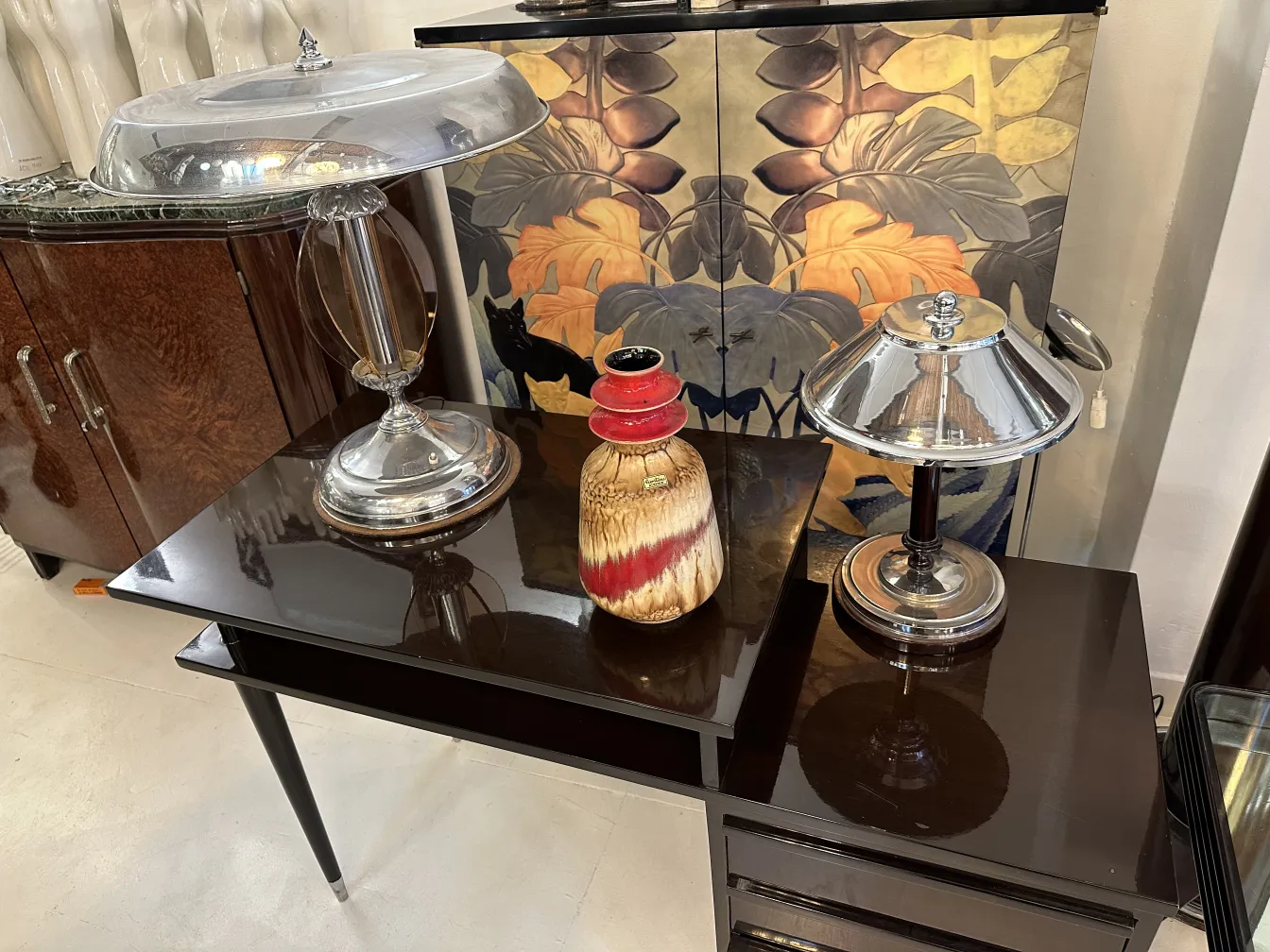 Vaso in ceramica antica con colori vivaci, decorativo, ambientazione elegante.