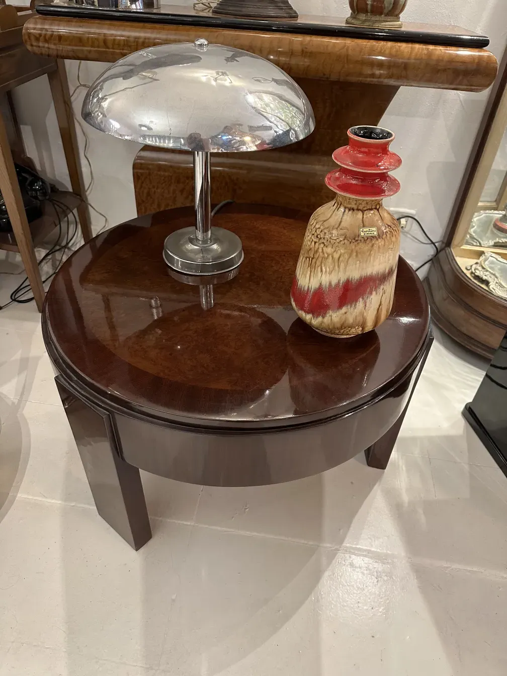 Antica ceramica decorativa con colori vivaci su un tavolo