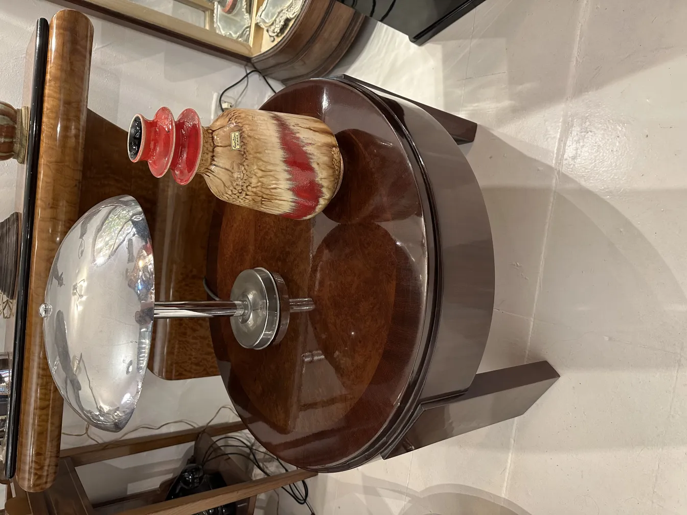 反射するテーブルの上にある古いカラフルな陶器。