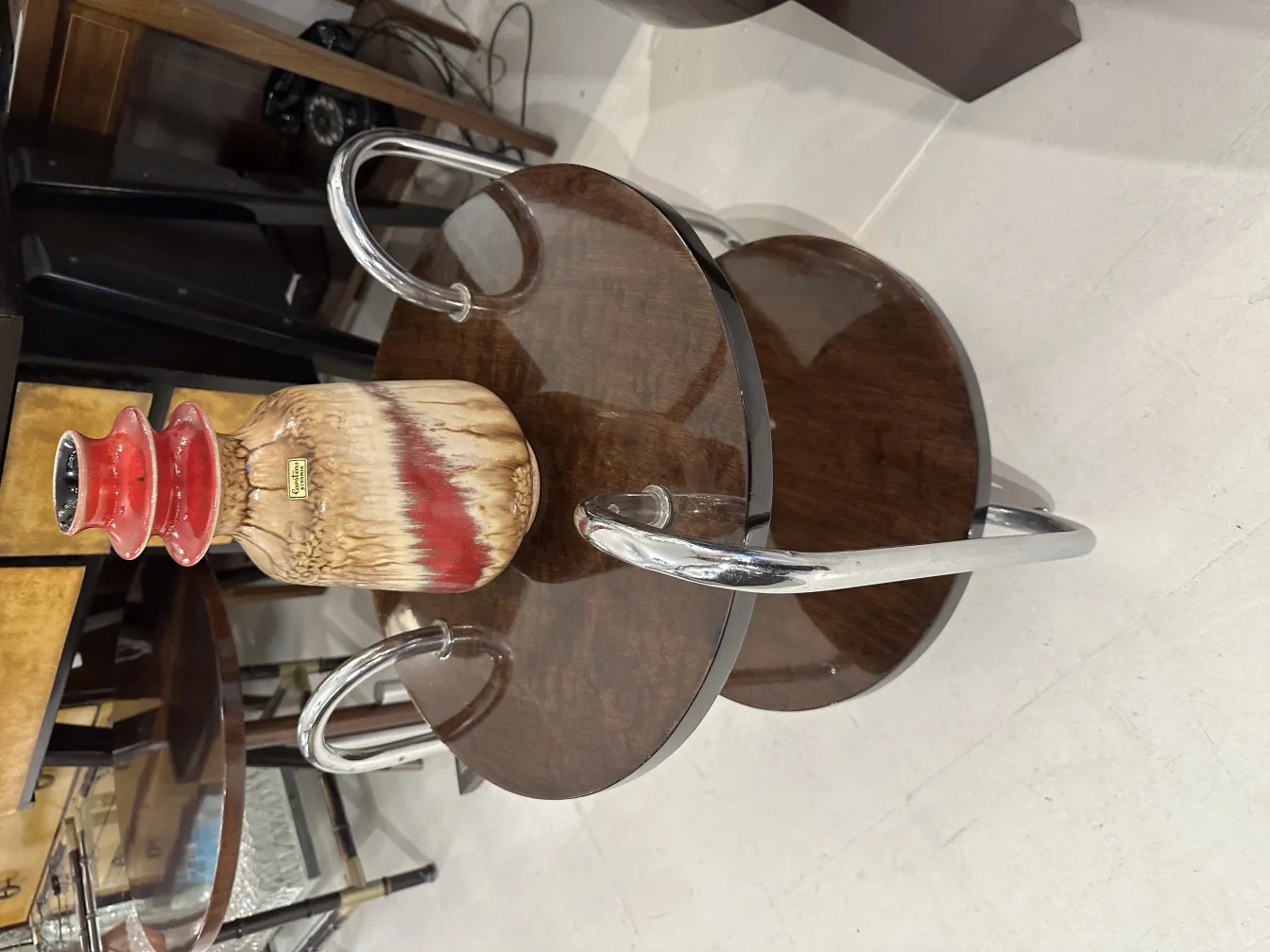 Vaso di ceramica antica con tonalità marroni e rosse, decorativo.