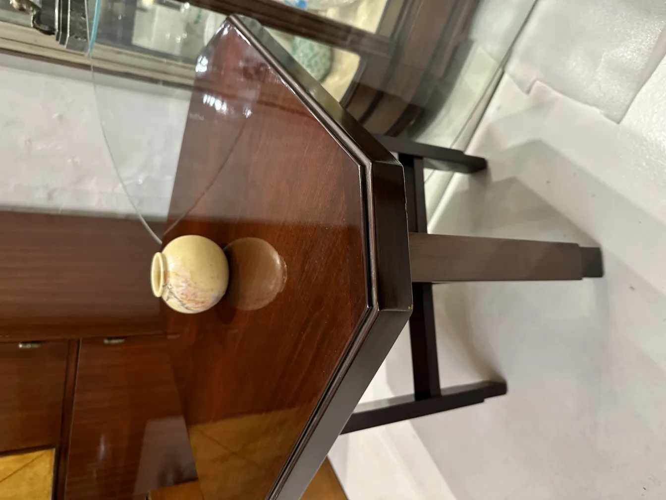 Ceramica decorativa antica su tavolo in legno