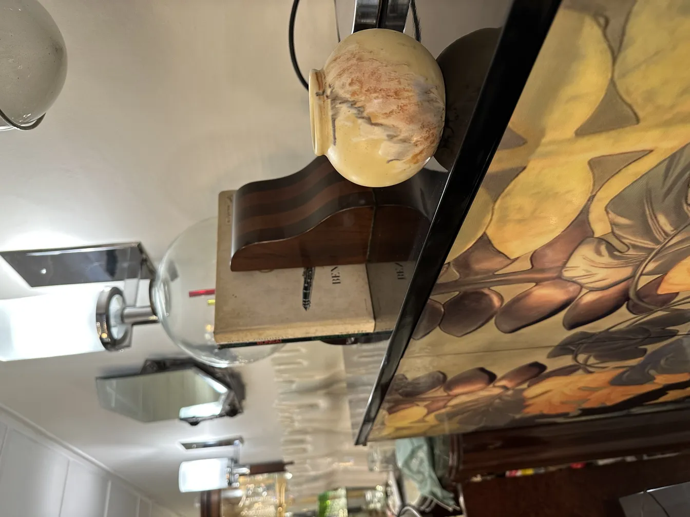 Antica ceramica decorativa in colori beige e bianco