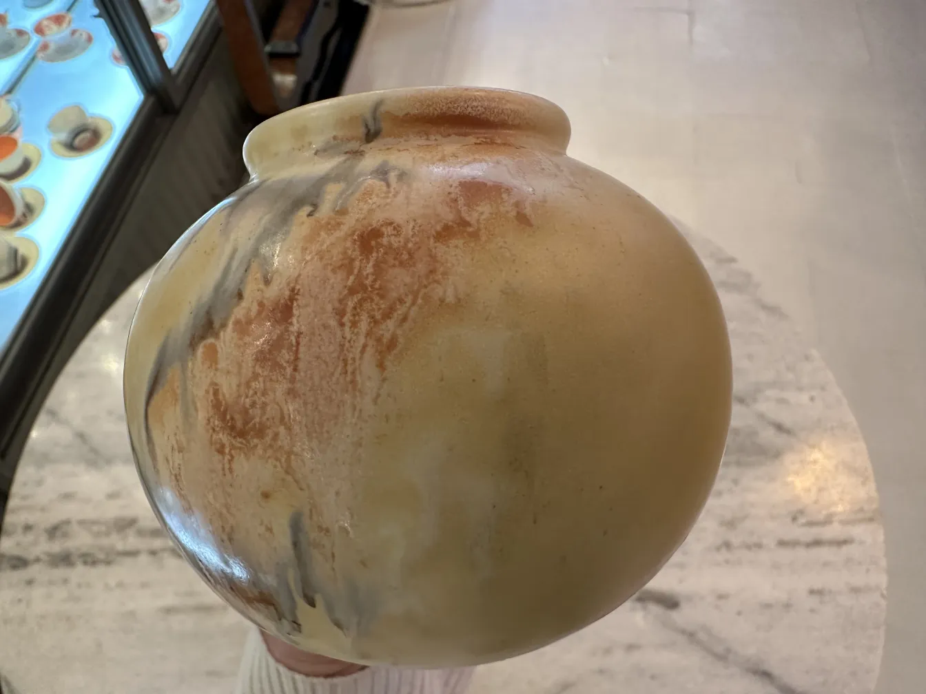 Vaso de cerâmica antiga com detalhes coloridos e suaves