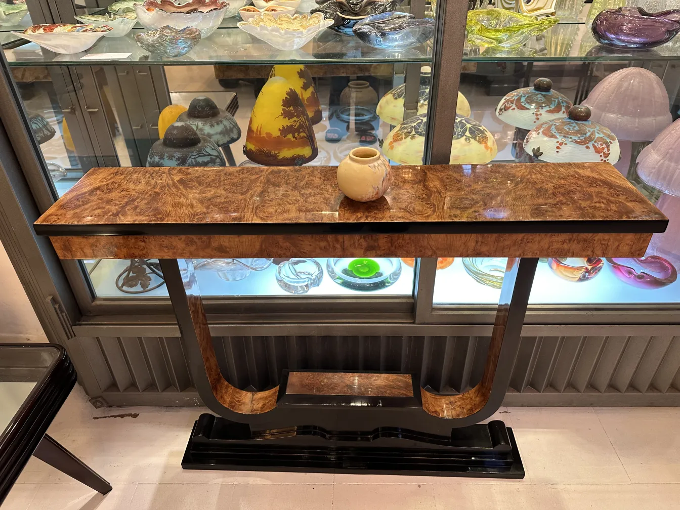 Alter Keramikvasen auf einem eleganten Tisch.