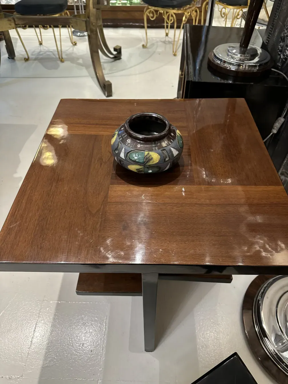 Recipiente decorativo antigo de cerâmica com padrões