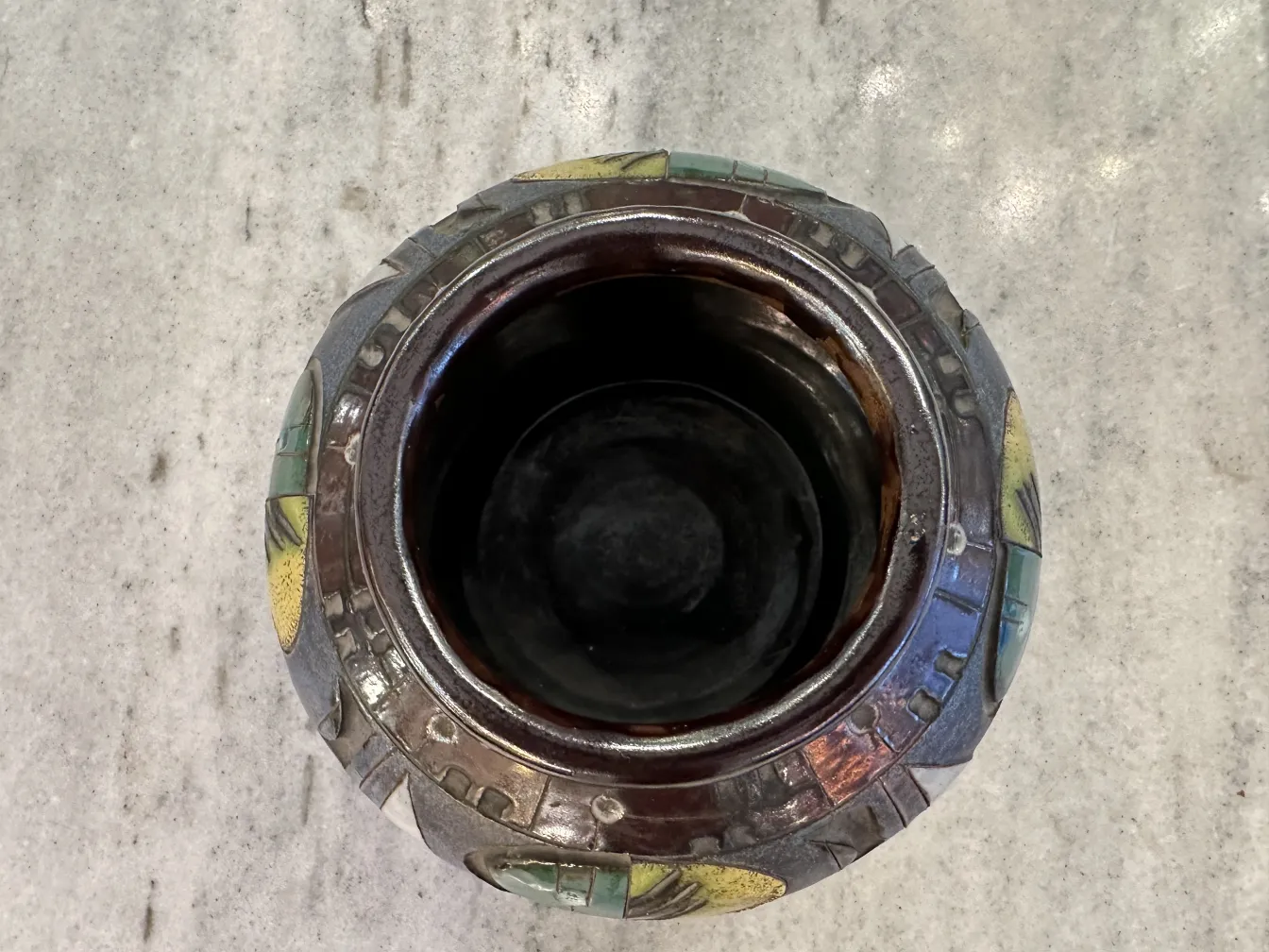 Cerâmica antiga decorativa com cores vibrantes e padrões
