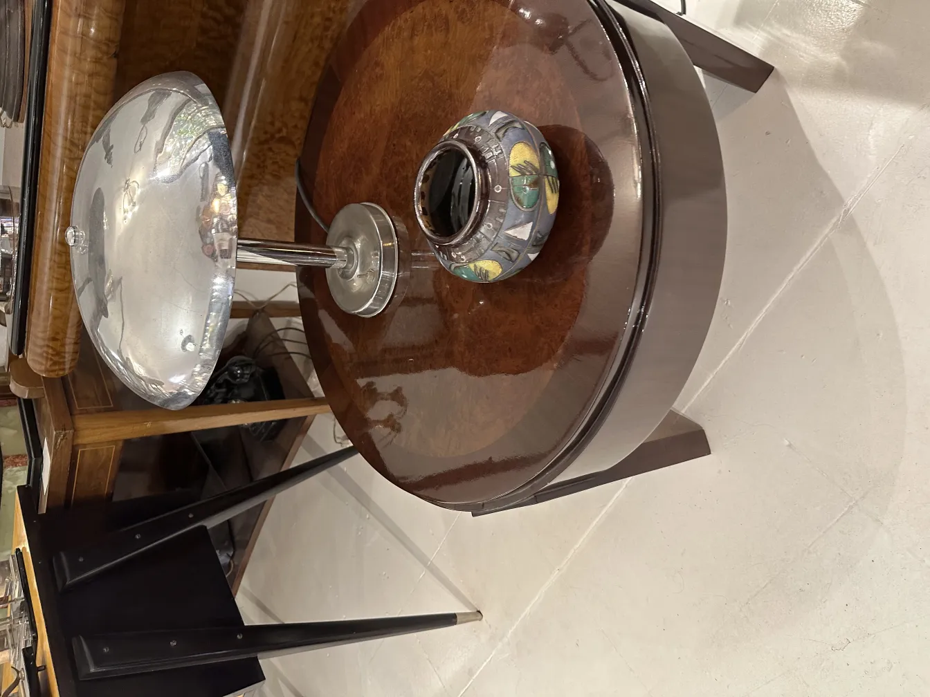 Lampe en métal sur une table avec céramique colorée au centre