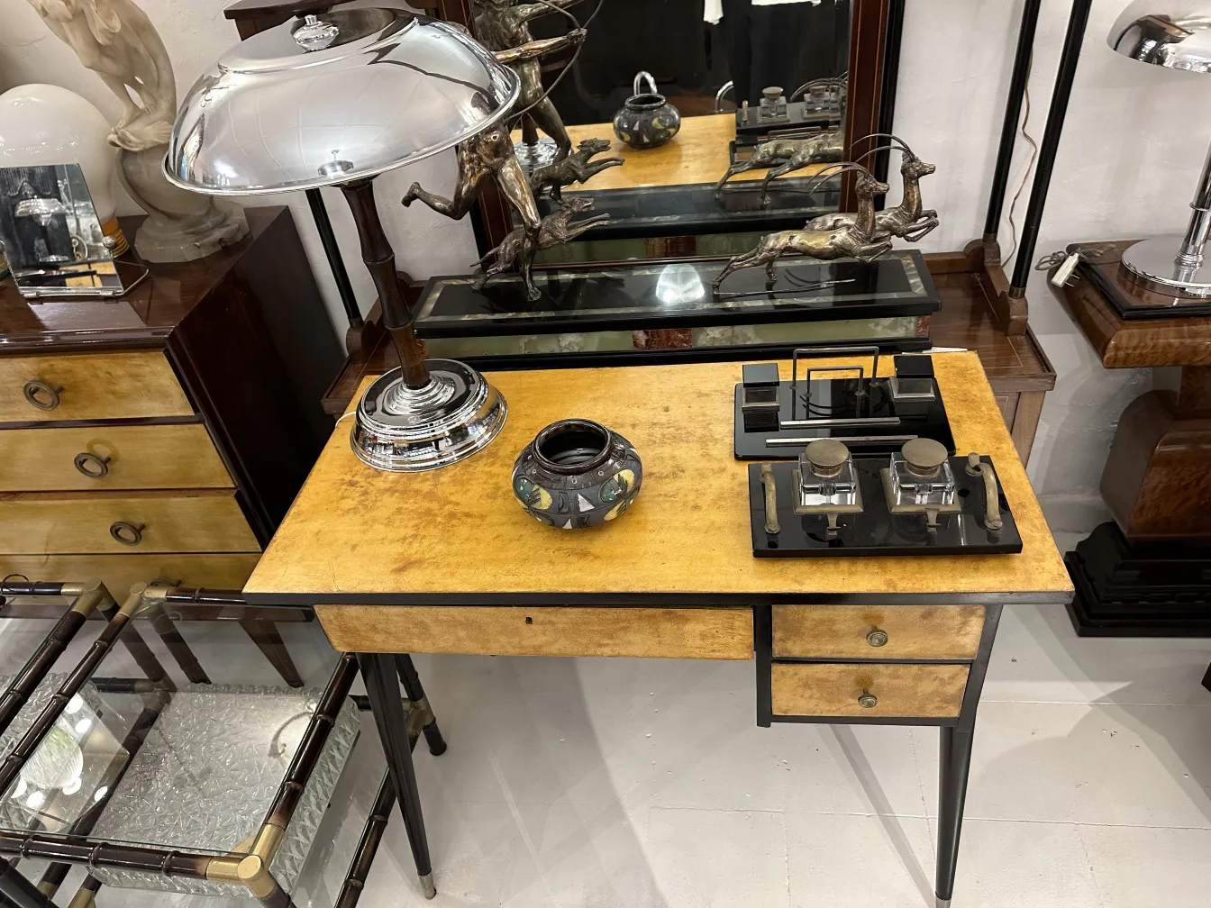 Antike dekorative Keramik auf einem Tisch mit Lampe und Objekten