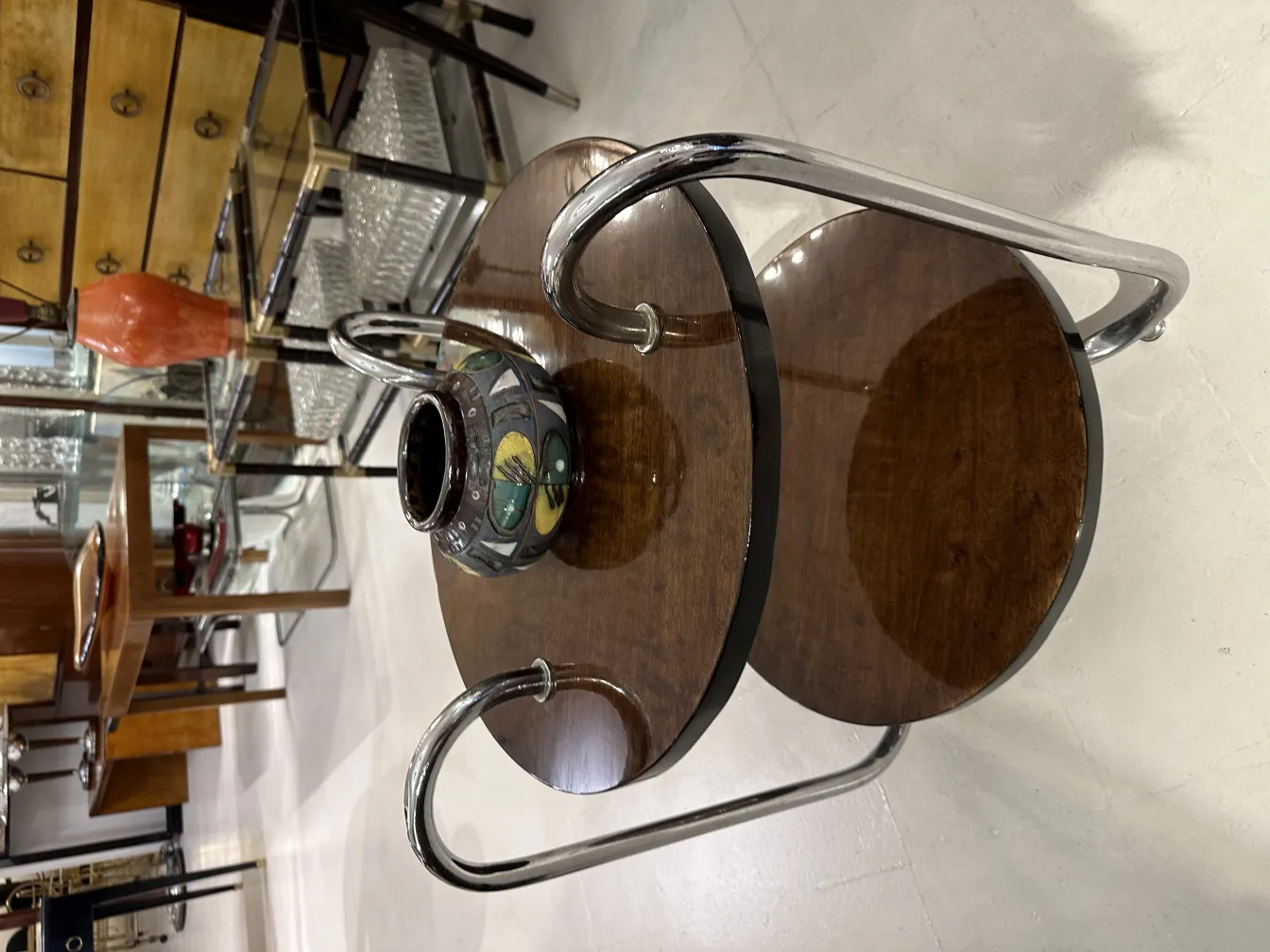 古董装饰陶瓷在木桌上