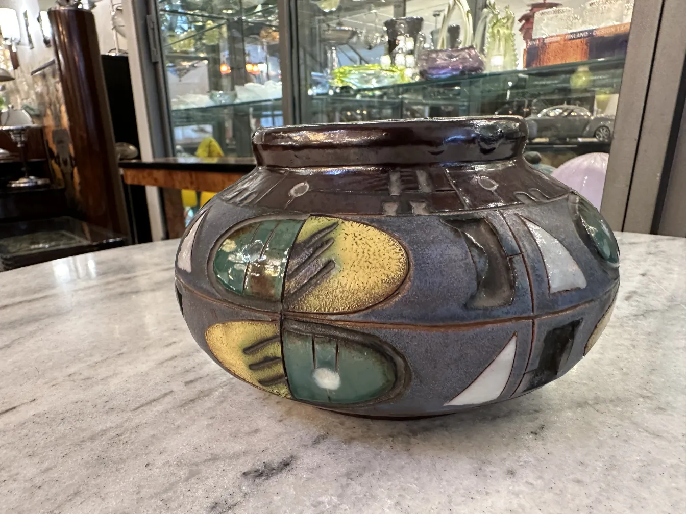 エレガントな環境にあるカラフルなデザインの古い陶器の壺。