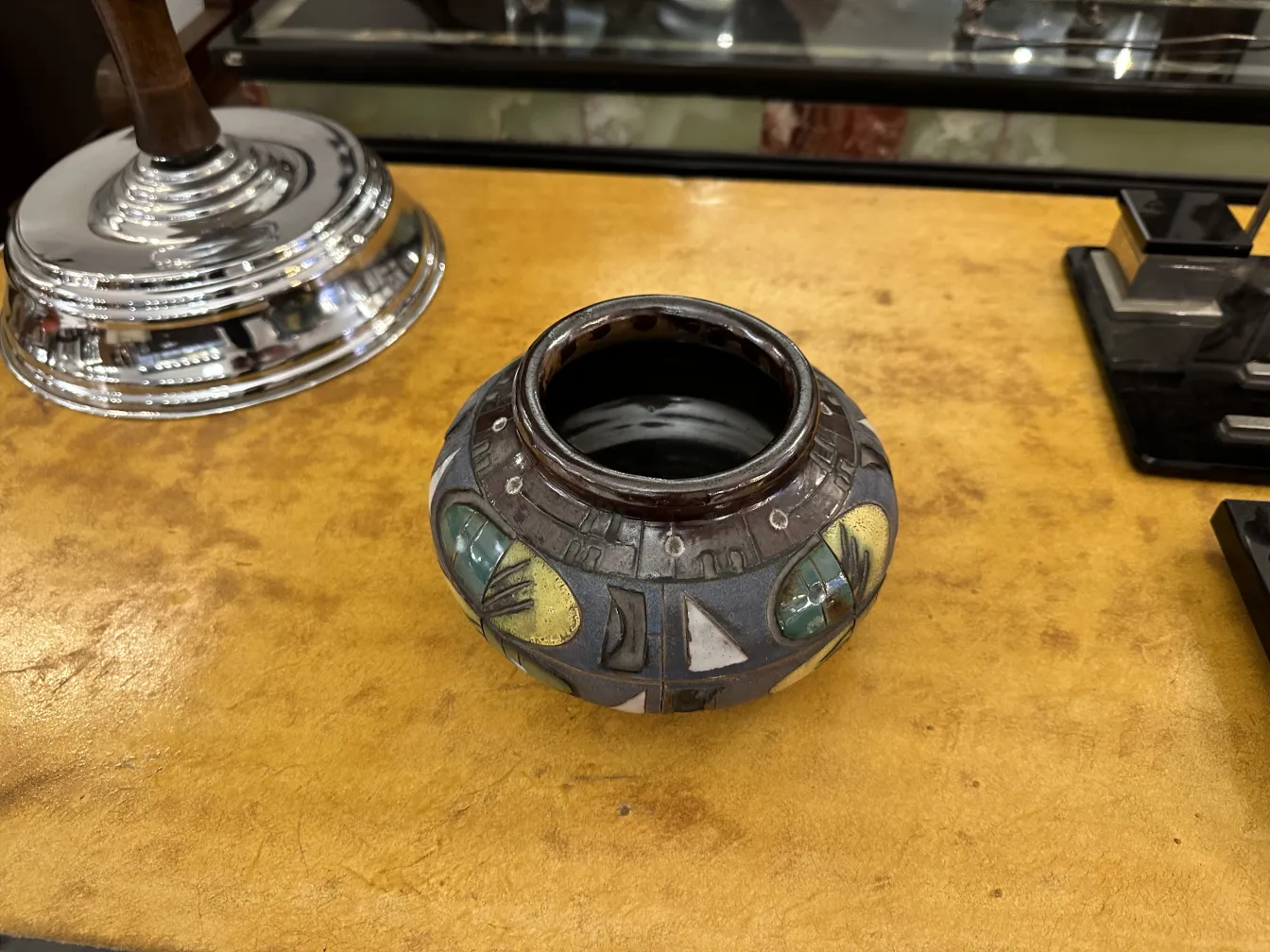 Ancienne céramique décorée avec des couleurs vives et des formes géométriques.