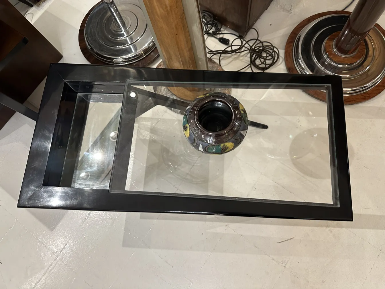 Ancienne céramique décorative avec des couleurs vives sur verre.