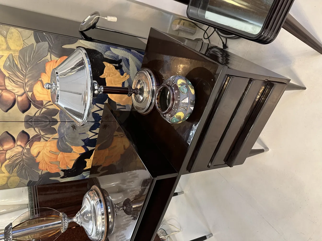 Antike dekorative Keramik mit buntem Design vor dunklem Hintergrund. Beinhaltet Lampe und moderne Elemente.