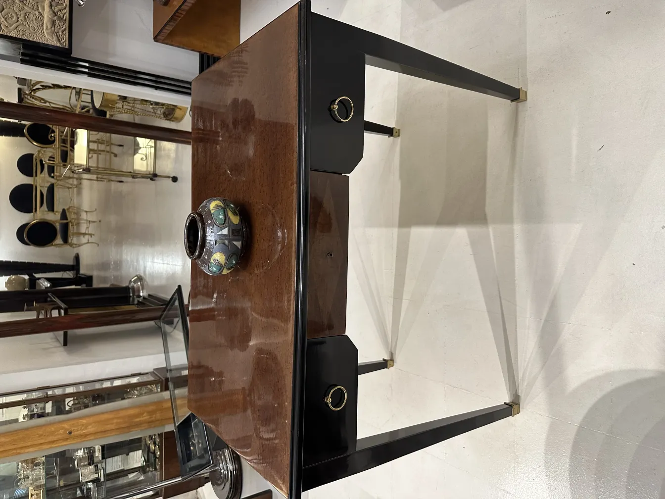 античная керамическая ваза с яркими цветами на столе