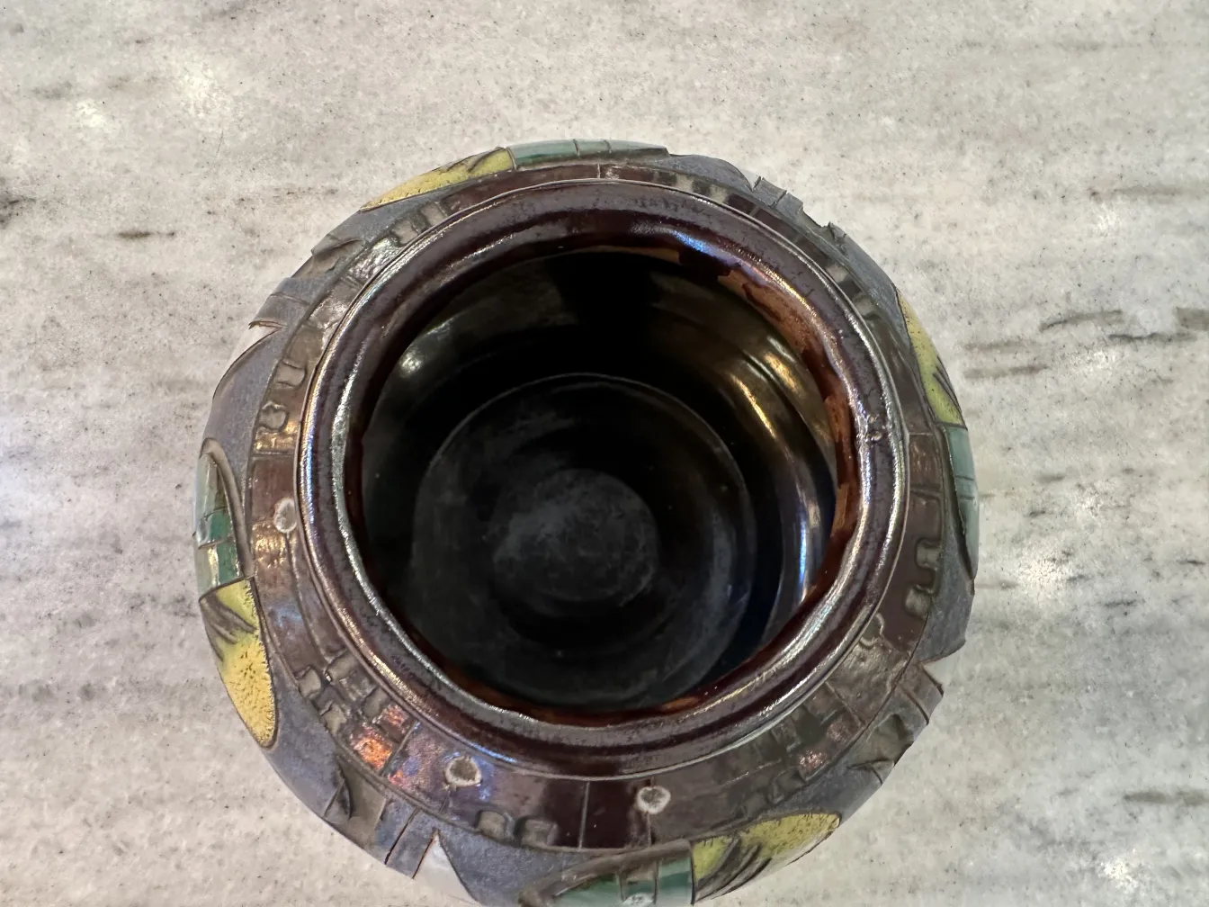 Vogelperspektive auf eine antike dekorative Keramik mit buntem Design.