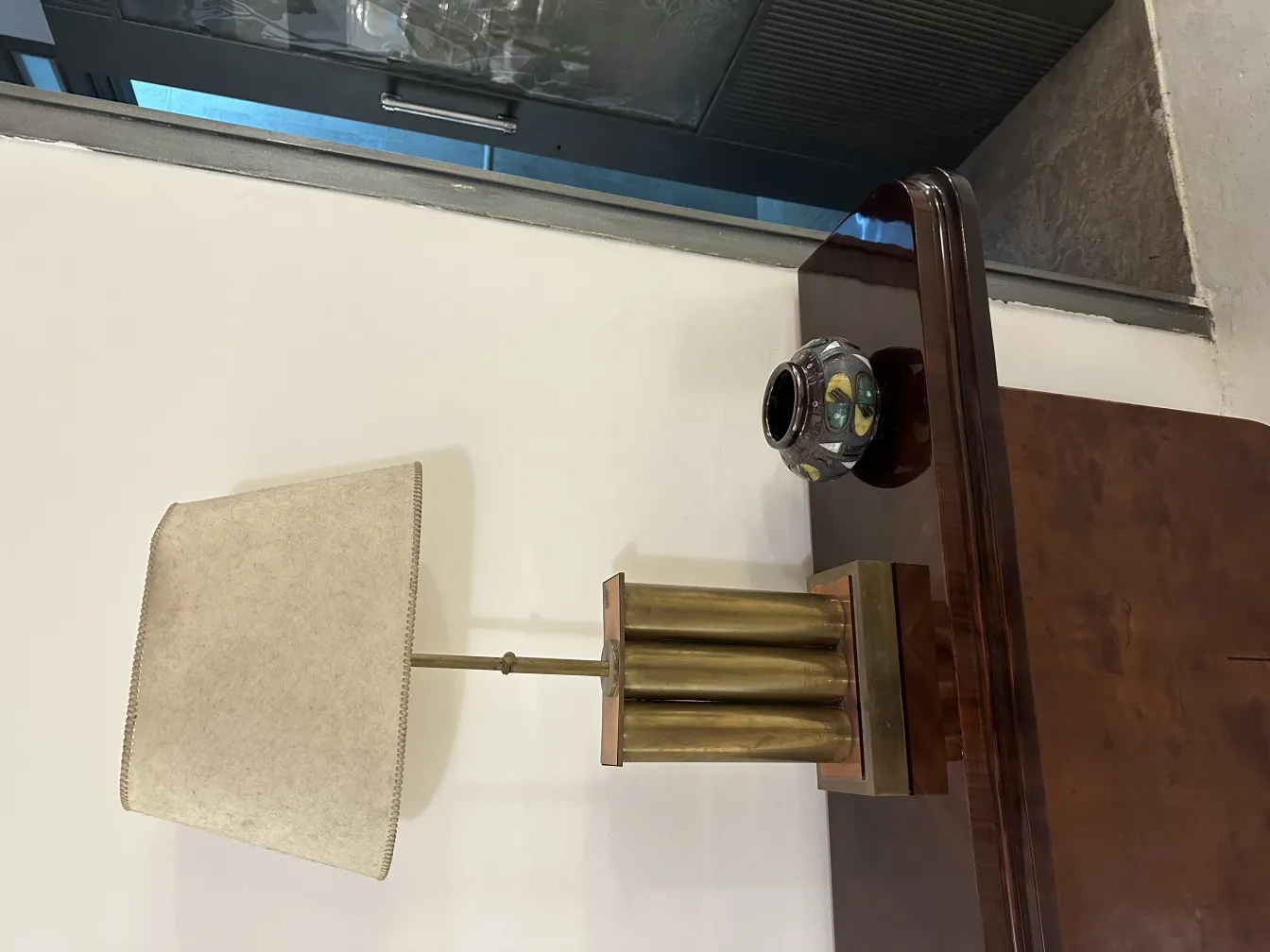 さまざまな装飾的な詳細を持つエレガントな古い陶器が木のテーブルの上にあります。