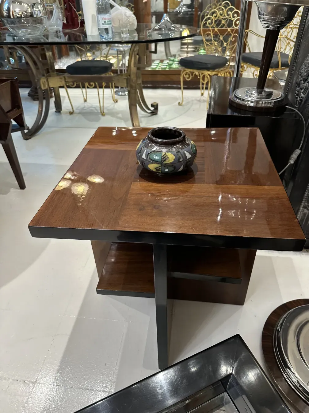 Tazón de cerámica antigua con colores vivos en mesa