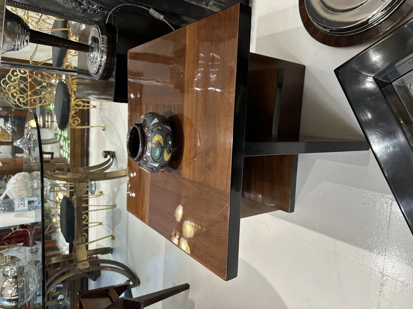 وعاء سيراميك قديم على طاولة خشبية، زينة واضحة.