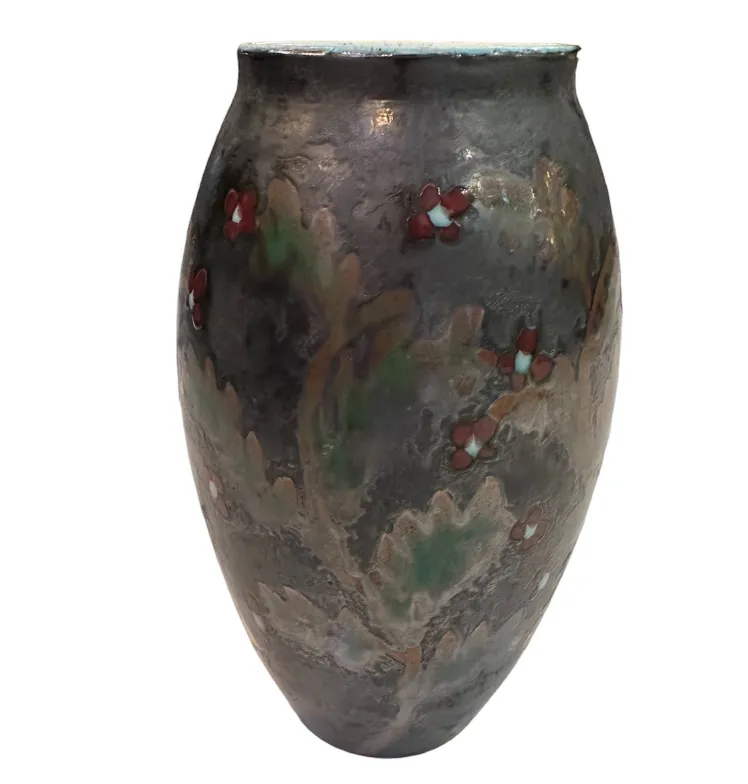 Vase ancien en céramique avec décor floral sombre.