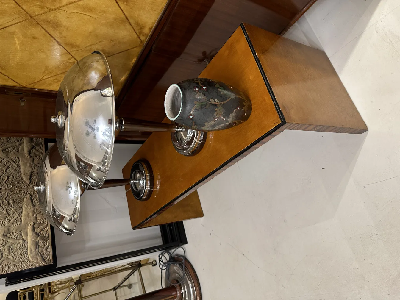 Vase en céramique ancienne avec des détails décoratifs dans un cadre élégant