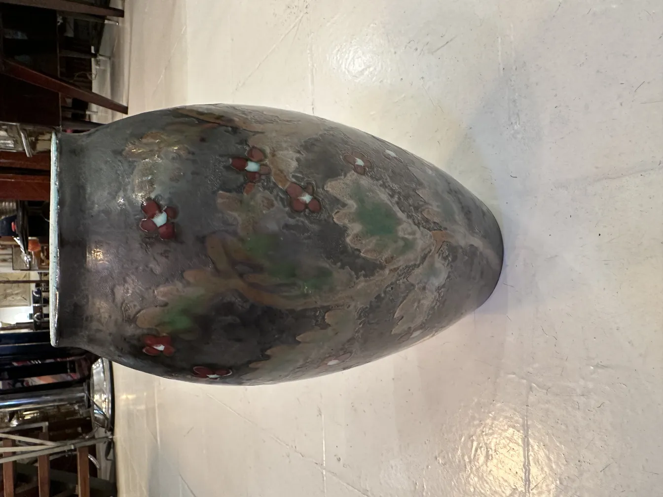 Vaso in ceramica antica decorato con fiori rossi e verdi