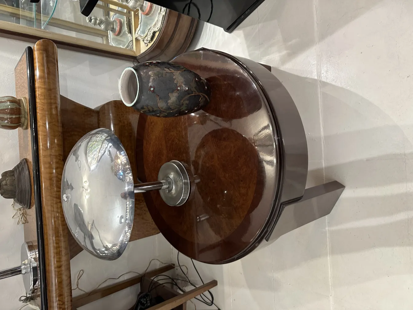 Vase en céramique antique avec une décoration élégante sur une table en bois.