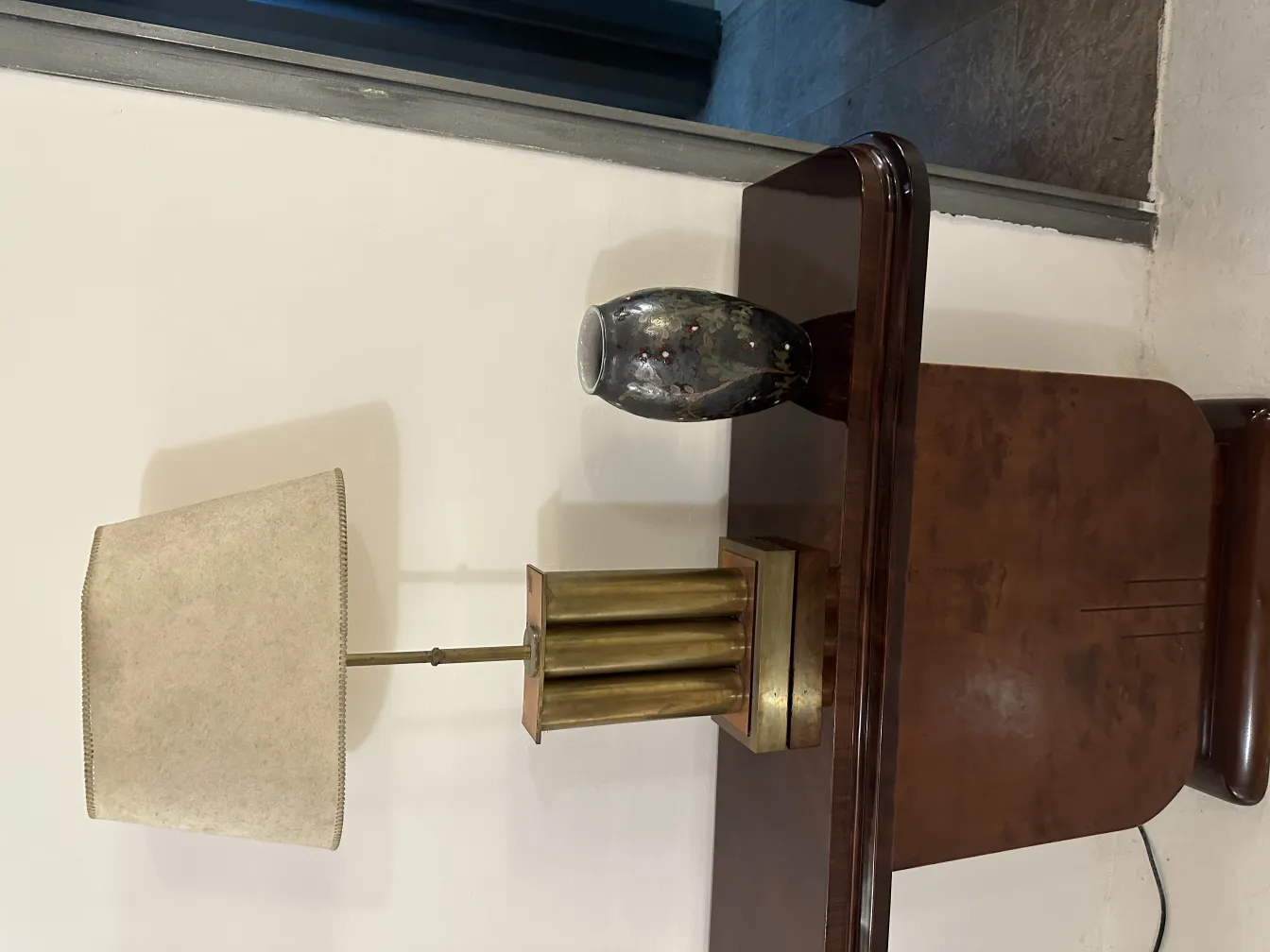 Antike dekorative Keramik mit dunklen Farbtönen, hervorgehoben in einer eleganten Umgebung.