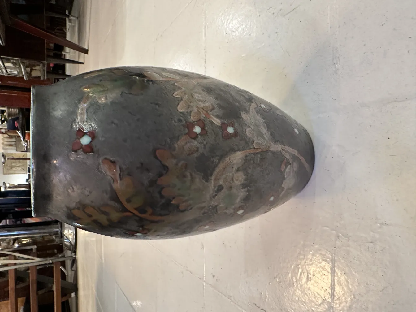 Vaso de cerâmica antiga com decorações florais