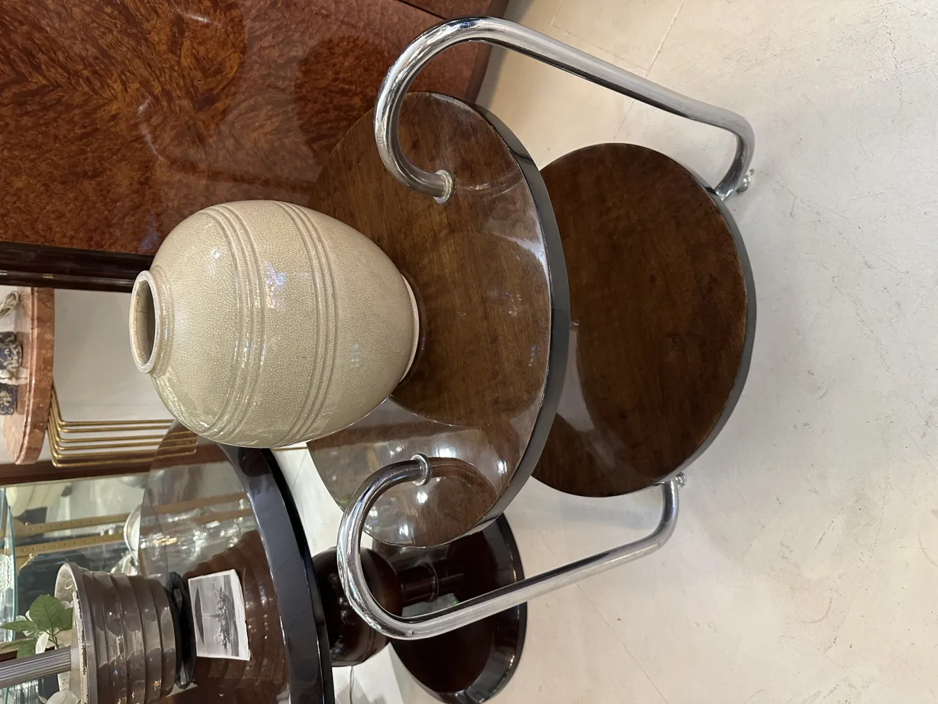 Jarra de cerámica antigua en mesa de madera