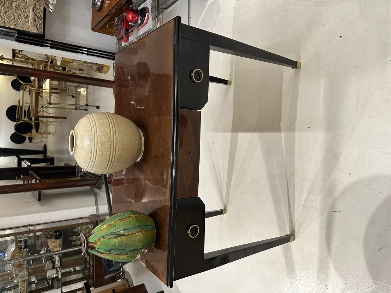 jarra de cerâmica antiga com design elegante na mesa