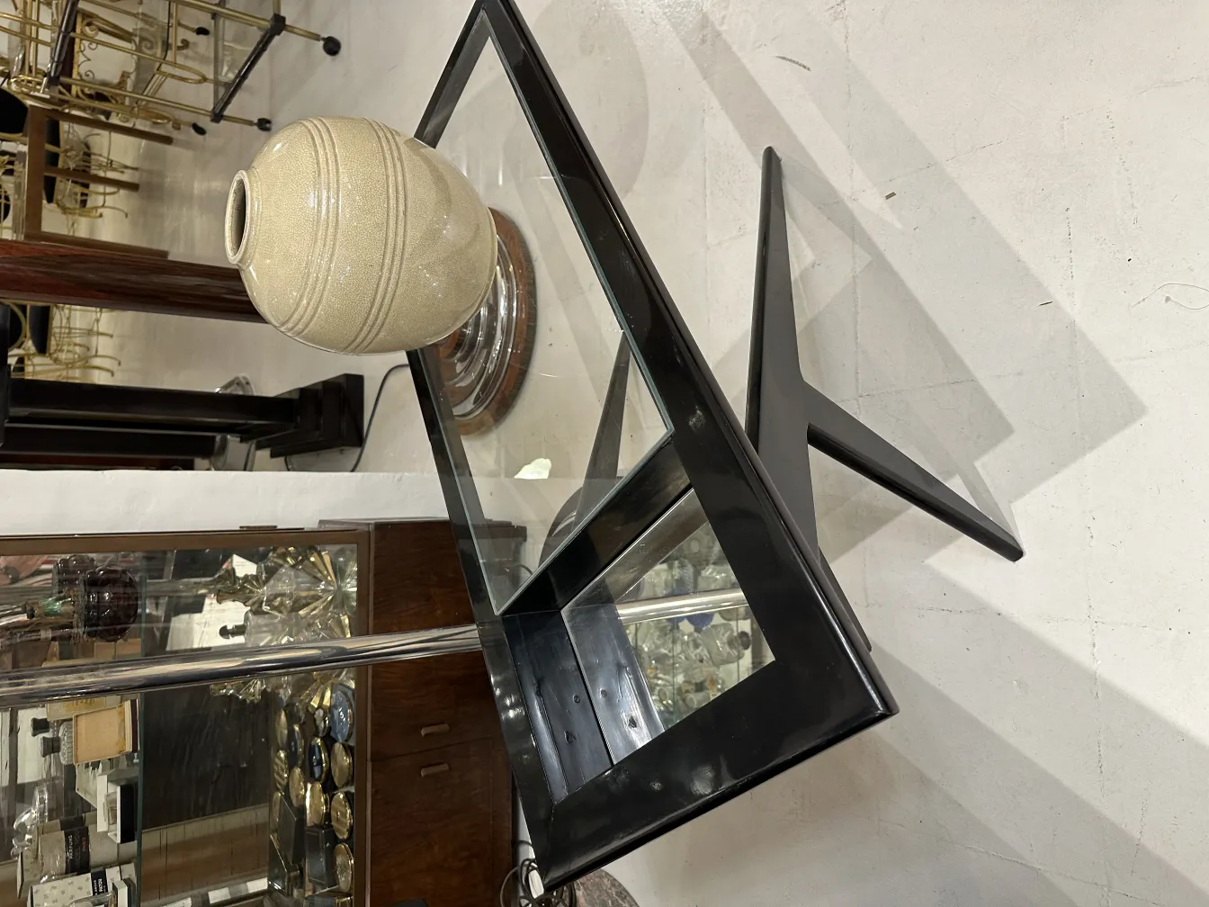 Dekorative antike Keramik auf Glastisch mit vintage Atmosphäre.