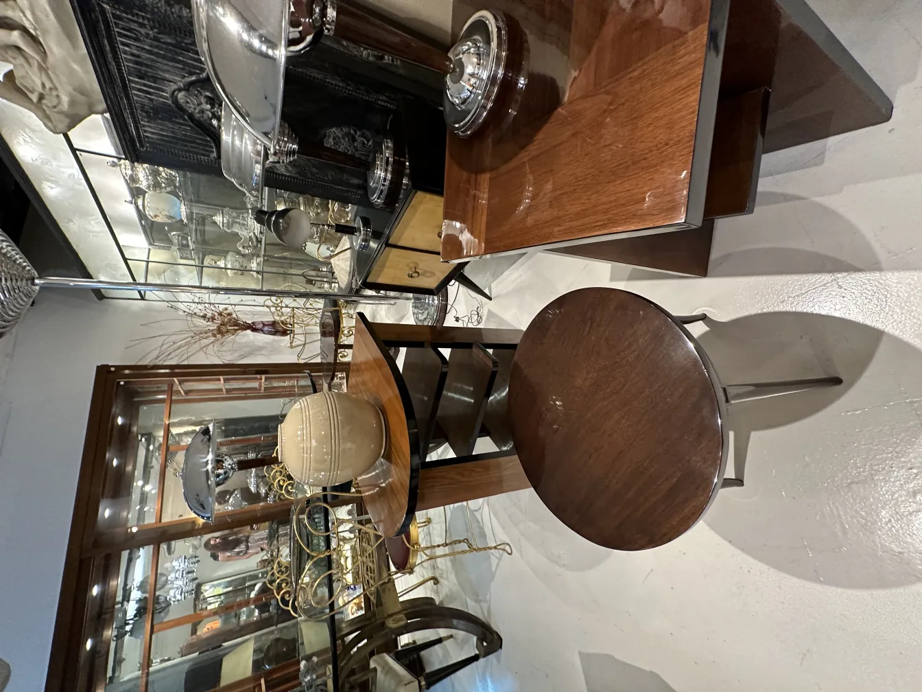 Ceramica decorativa antica in un ambiente elegante.