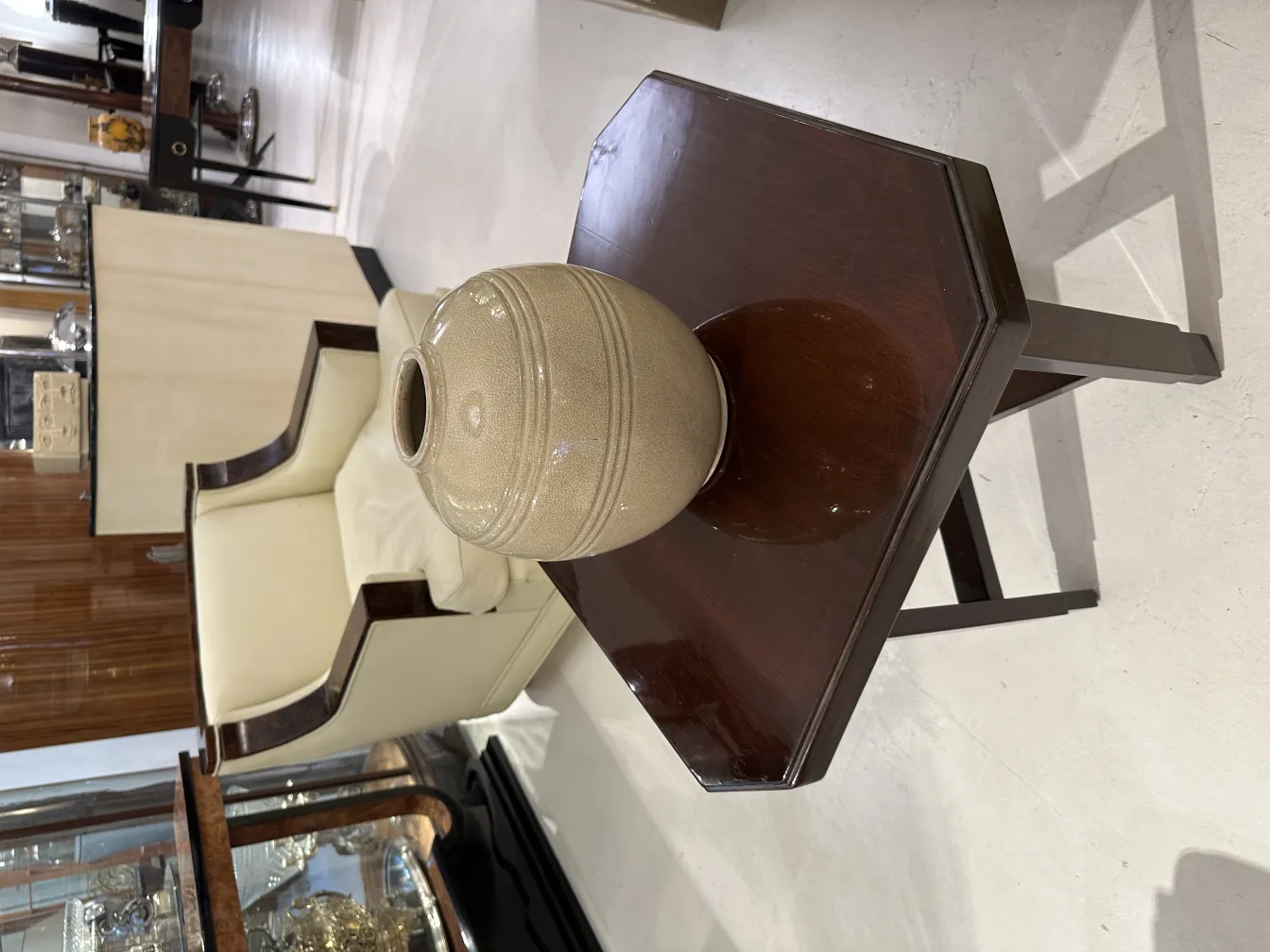 Vaso in ceramica antica su tavolo elegante con sedie