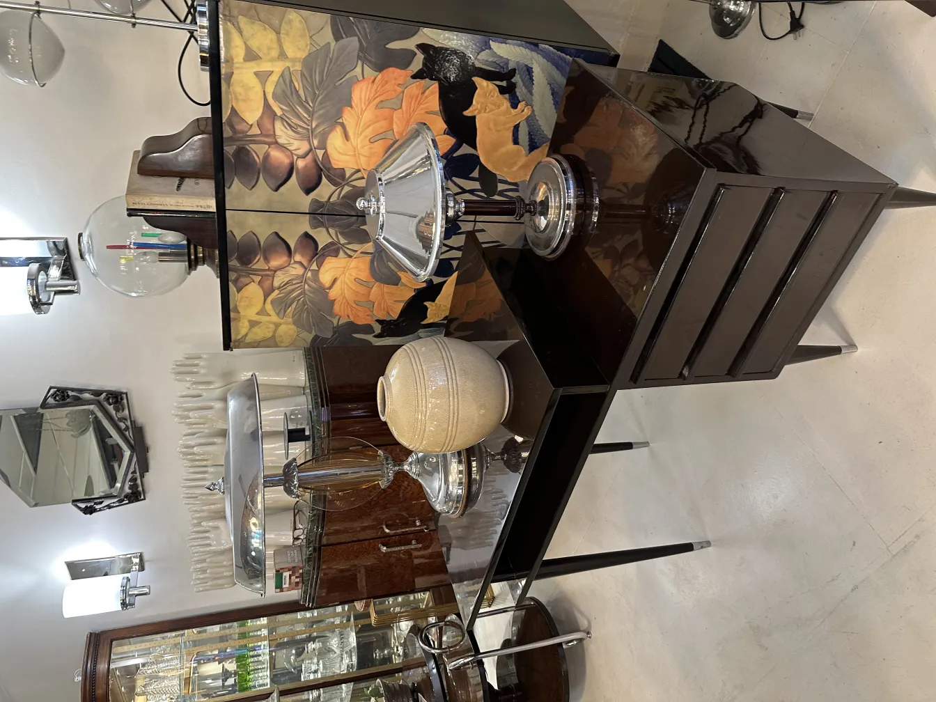 Ceramica decorativa antica in un ambiente elegante