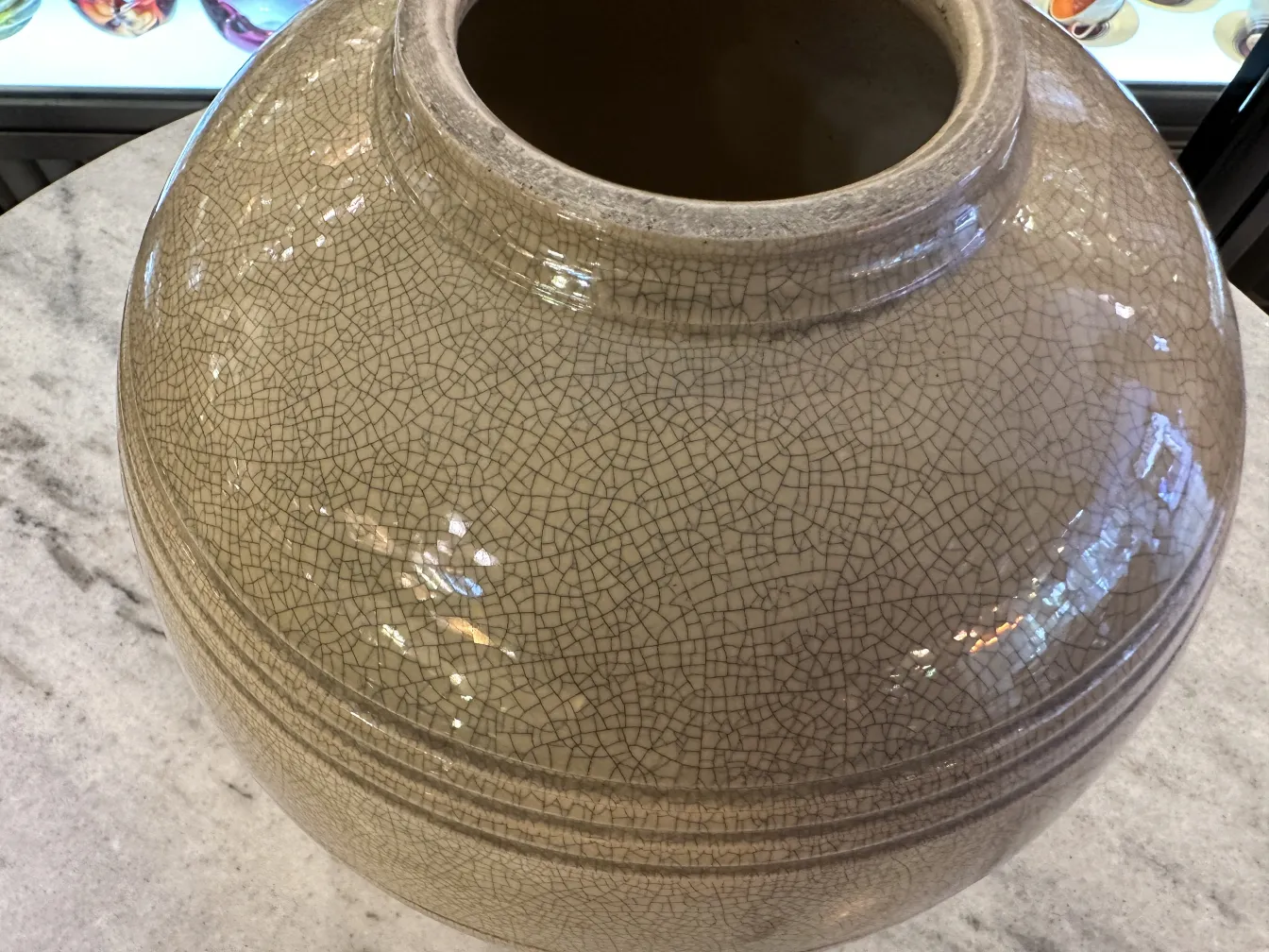 Jarros antigos de cerâmica com superfície fissurada. Perfeito para decoração.