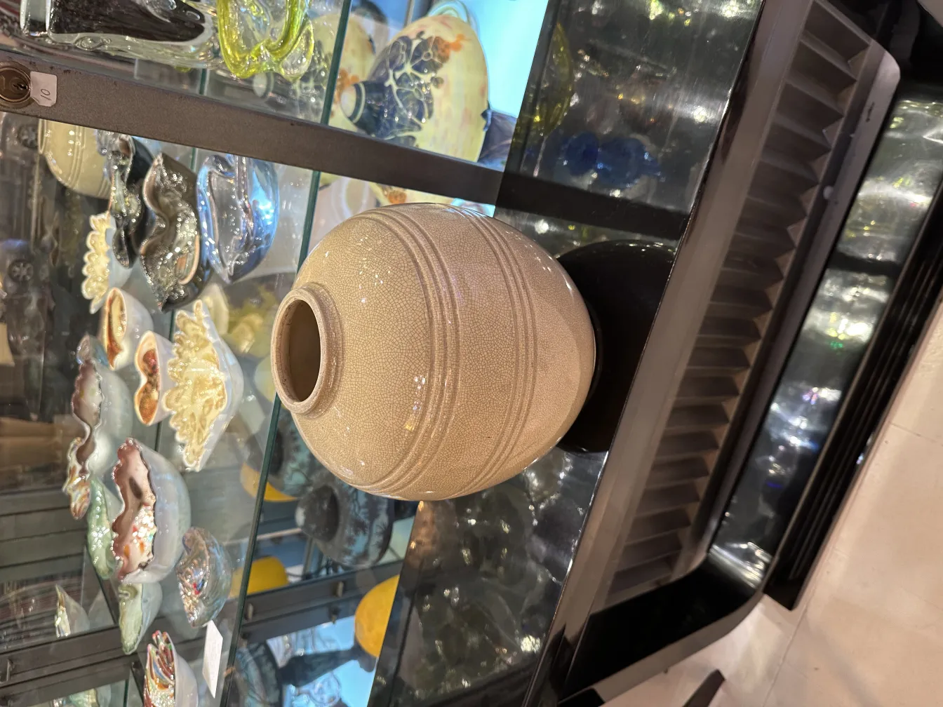 إناء سيراميك قديم بنسيج دقيق