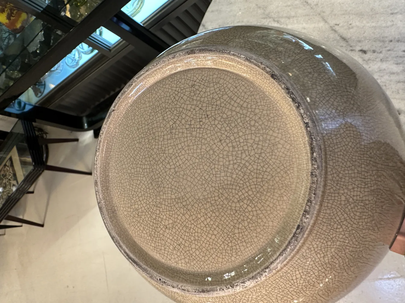 Assiette en céramique ancienne avec texture craquelée dans un cadre élégant.