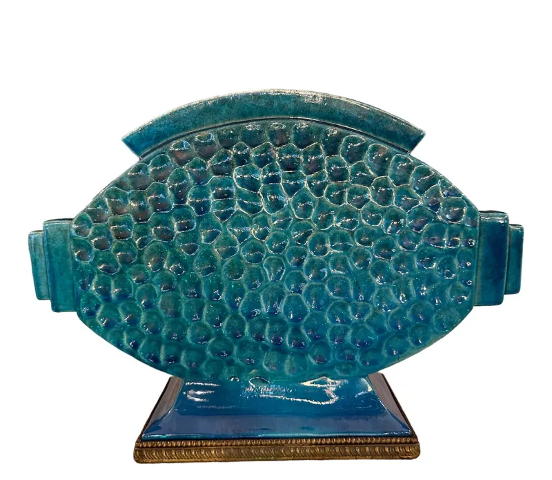 cerámica antigua con relieve azul y base brillante