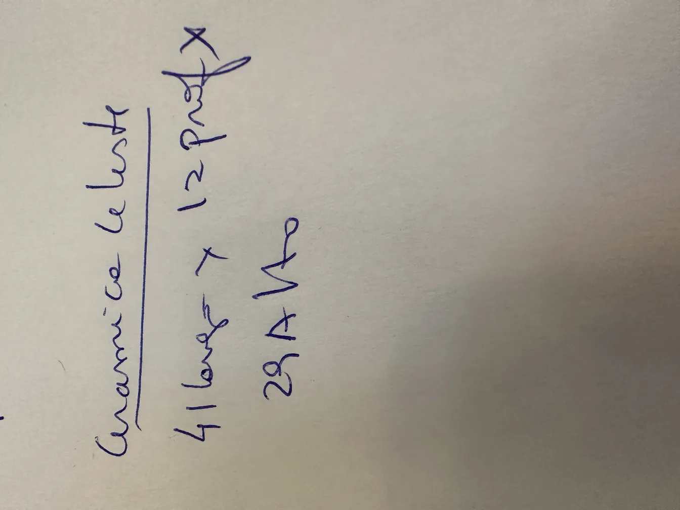 خزف قديم بتفاصيل حرفية، خلفية بسيطة.