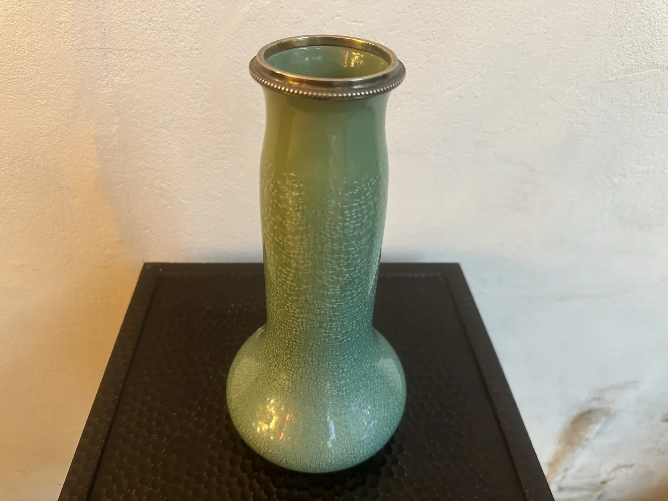 Antike grüne Keramikvase mit eleganten Metalldetails